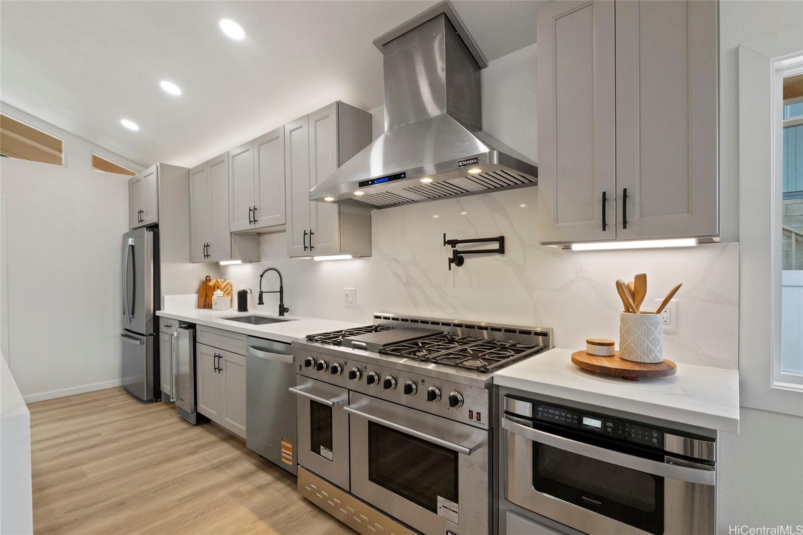 1244  Mokuhano Street Kalama Valley, Hawaii Kai home - photo 6 of 22