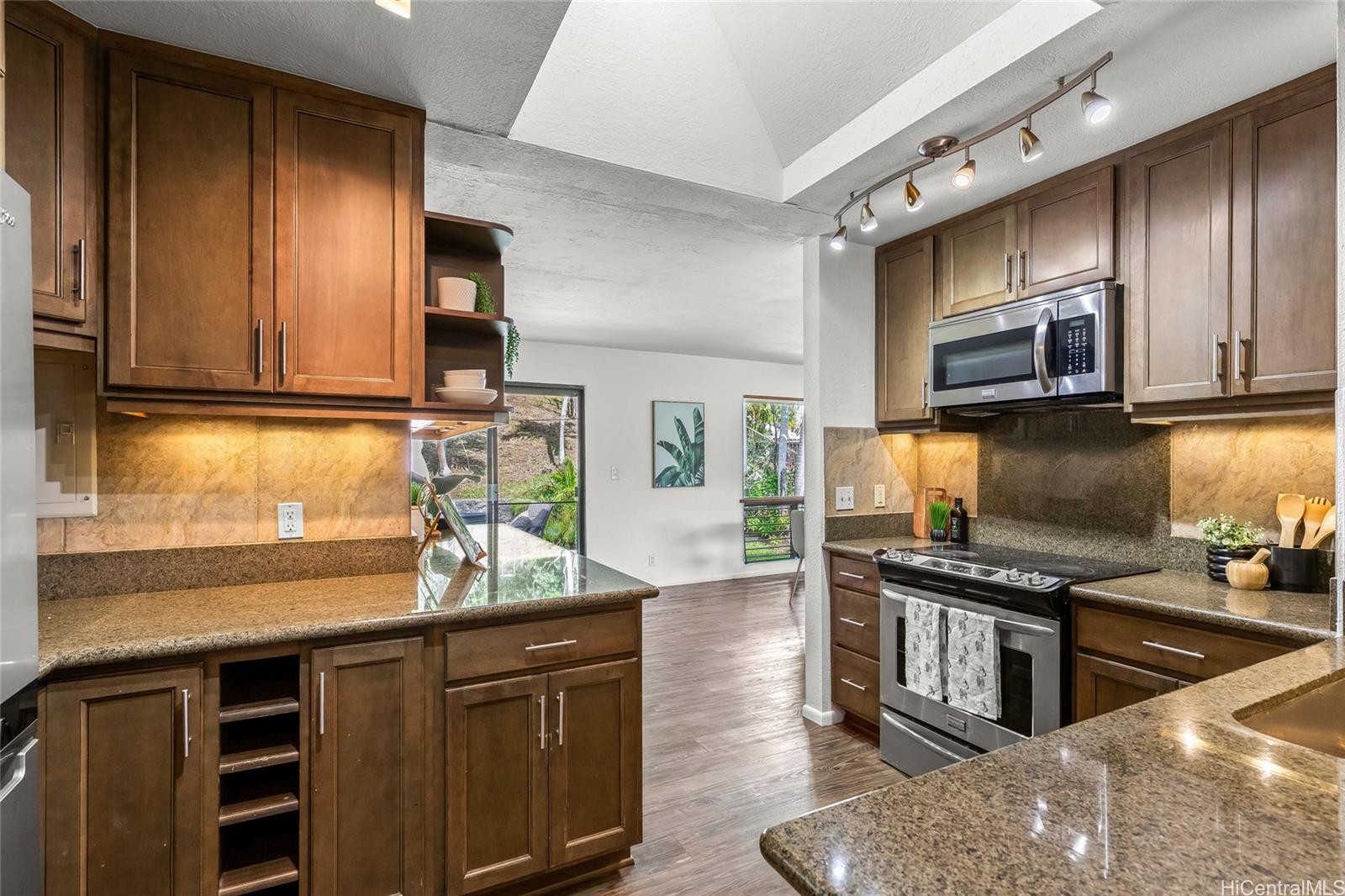 1245  Kaeleku Street Kalama Valley, Hawaii Kai home - photo 9 of 25