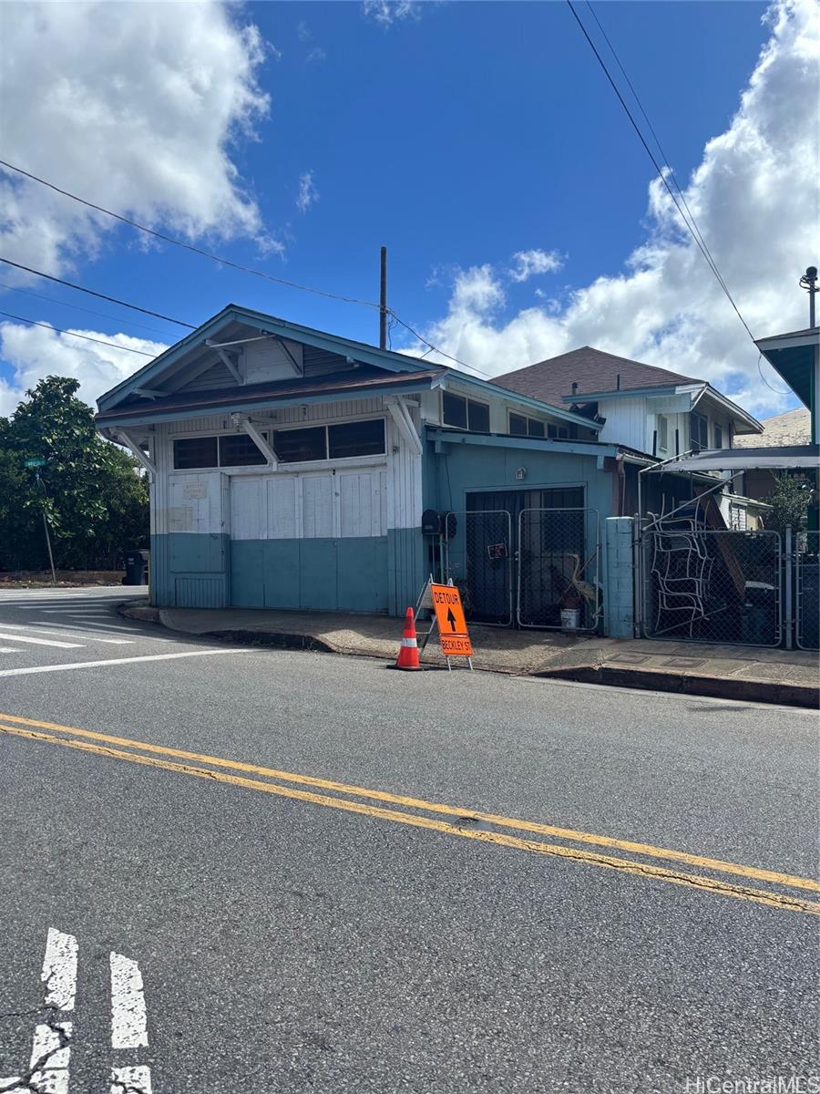 1247  Gulick Ave Kalihi-lower, Honolulu home - photo 2 of 24