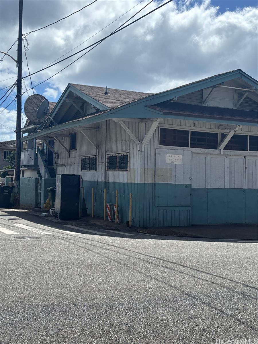 1247  Gulick Ave Kalihi-lower, Honolulu home - photo 3 of 5