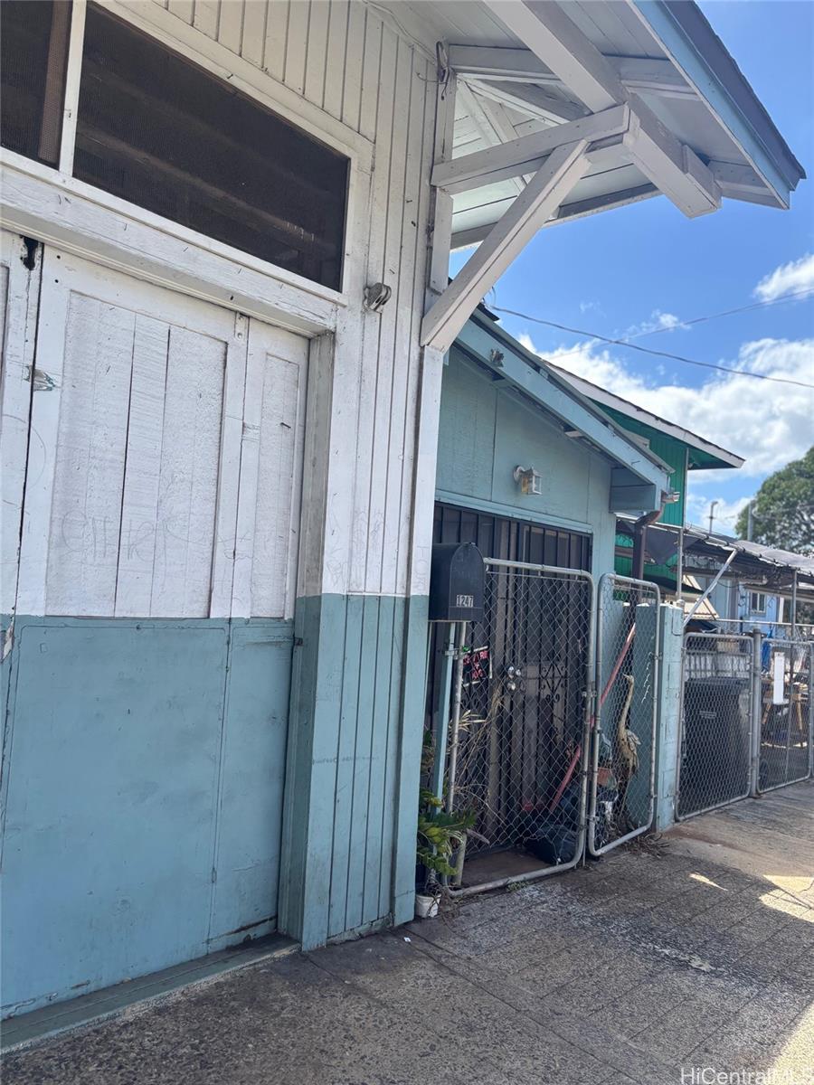 1247  Gulick Ave Kalihi-lower, Honolulu home - photo 4 of 5