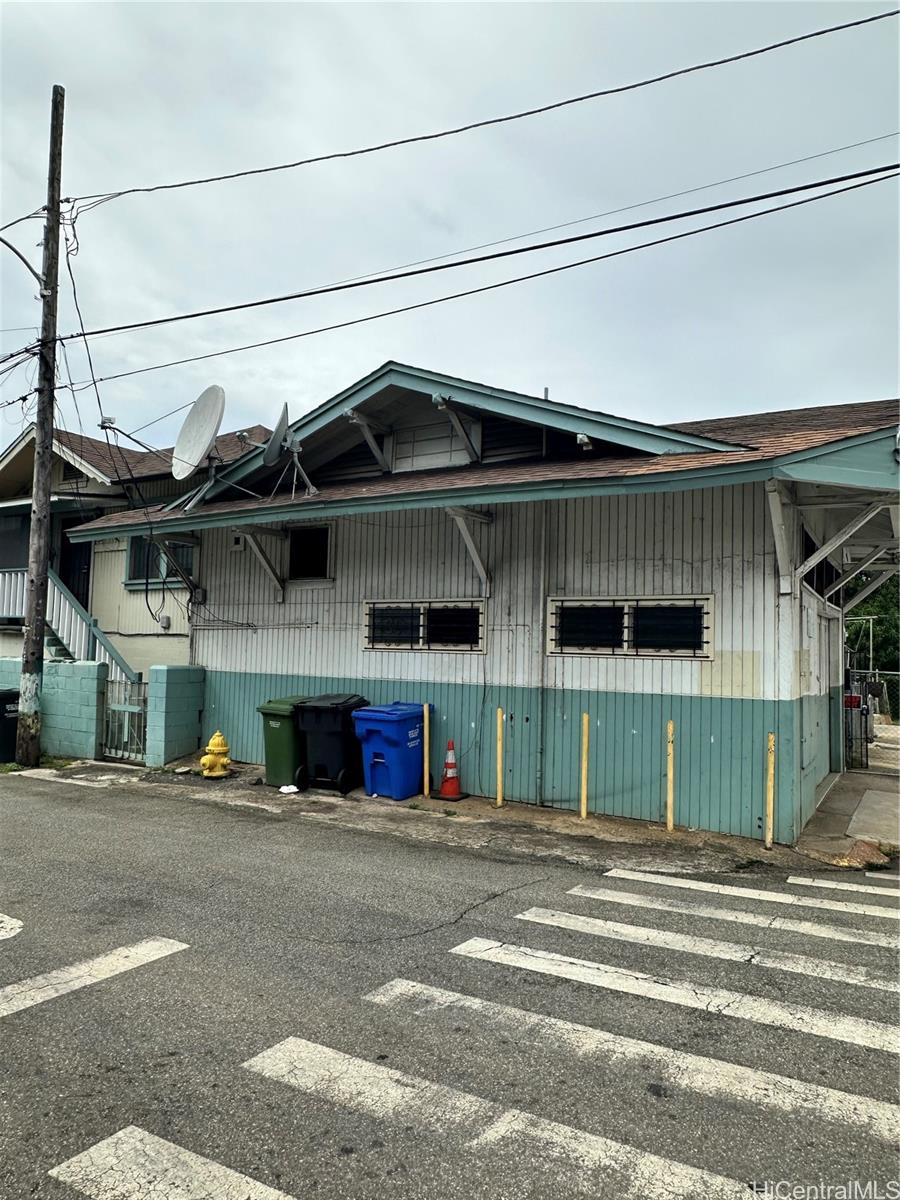 1247  Gulick Ave Kalihi-lower, Honolulu home - photo 8 of 24