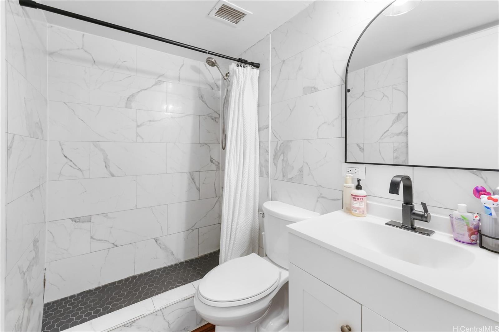 1260 Richard Ln condo # 410, Honolulu, Hawaii - photo 4 of 21