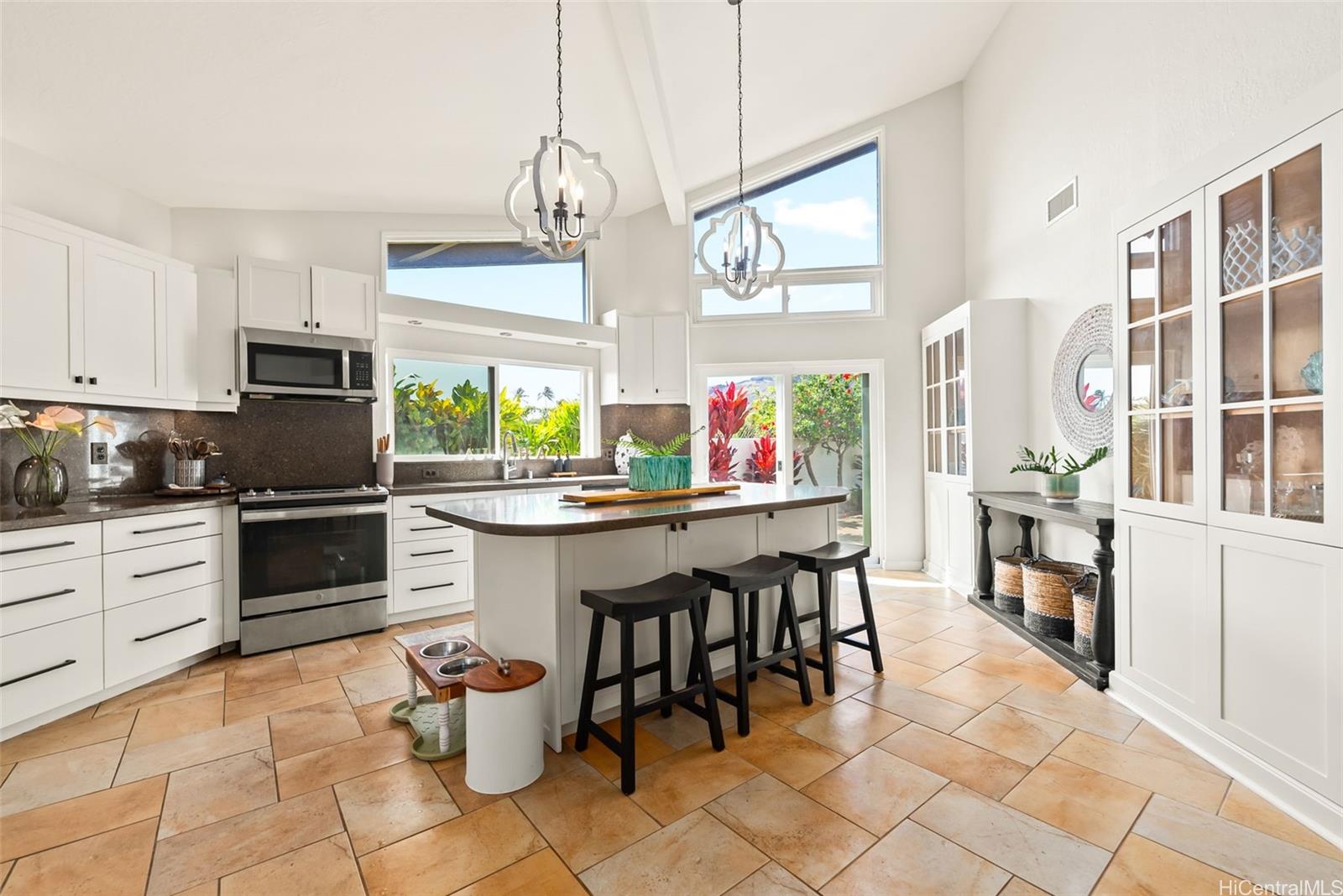 1255  Mokuhano Street Kalama Valley, Hawaii Kai home - photo 14 of 25