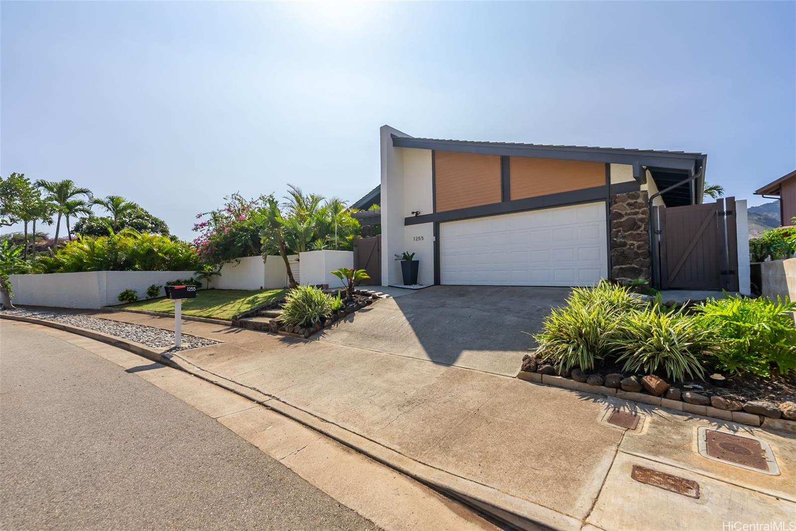 1255  Mokuhano Street Kalama Valley, Hawaii Kai home - photo 2 of 25