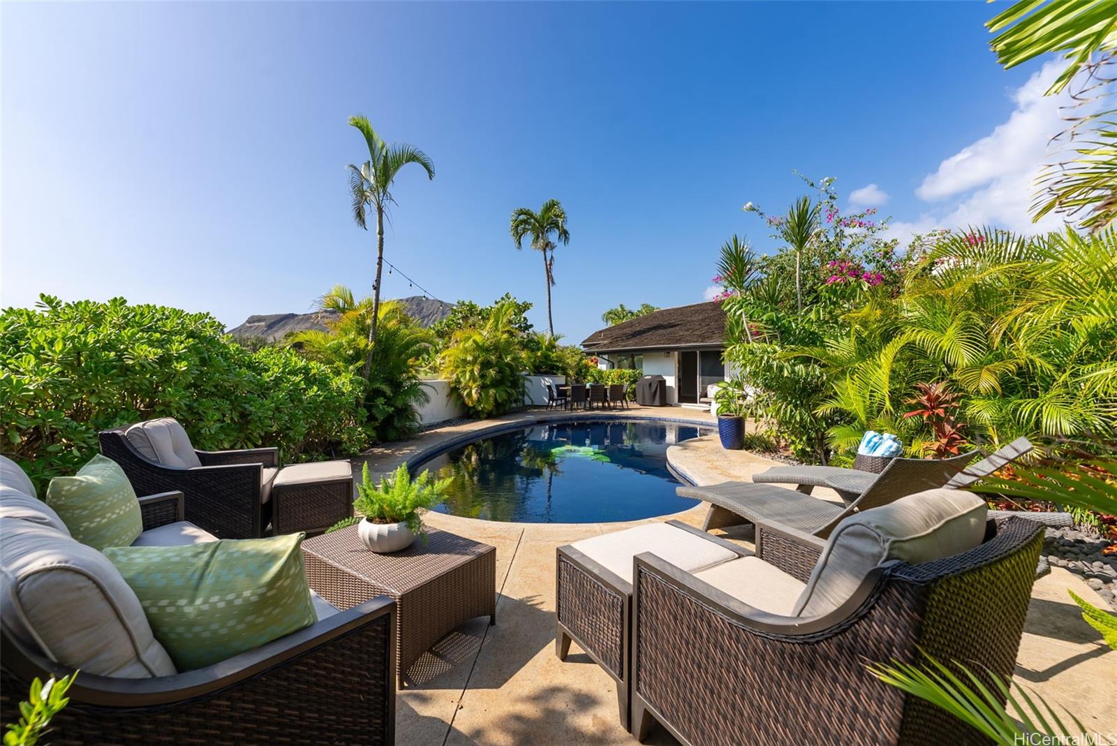 1255  Mokuhano Street Kalama Valley, Hawaii Kai home - photo 22 of 25