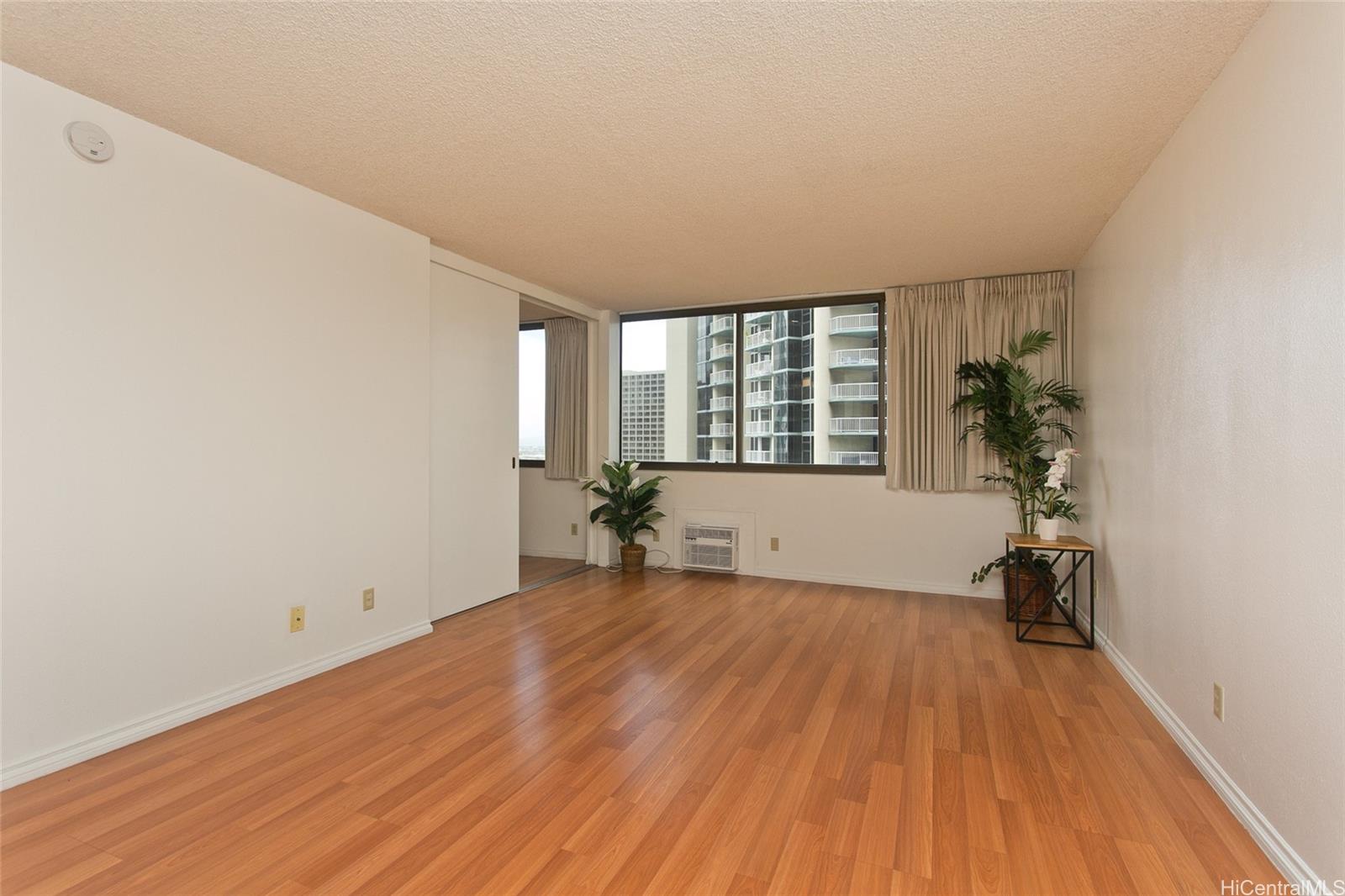 Kukui Plaza condo # E1006, Honolulu, Hawaii - photo 2 of 17