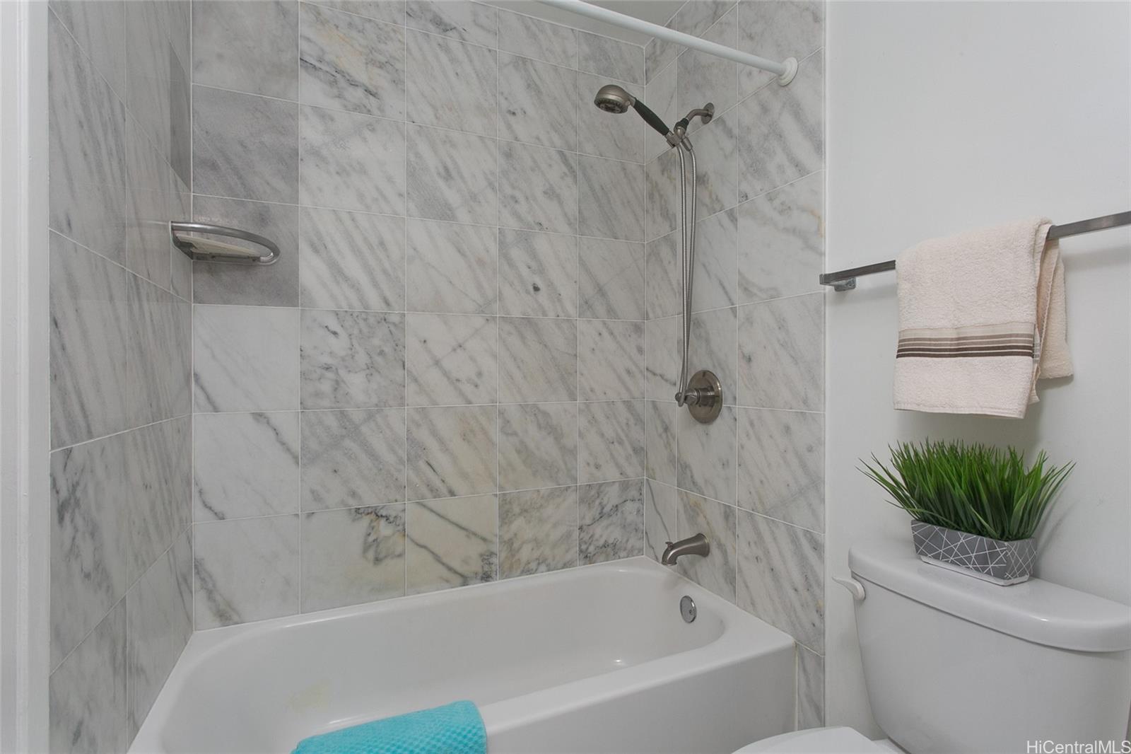 Kukui Plaza condo # E1006, Honolulu, Hawaii - photo 11 of 17