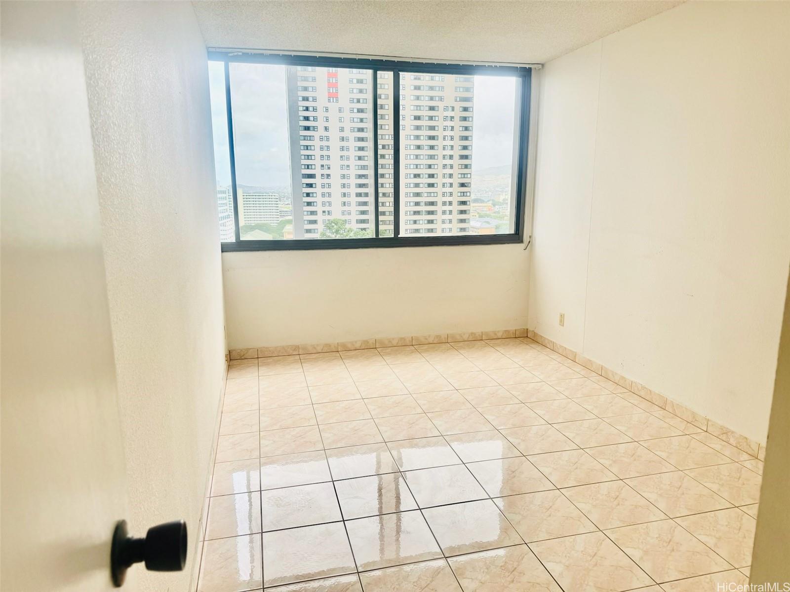 Kukui Plaza condo # E1414, Honolulu, Hawaii - photo 3 of 12