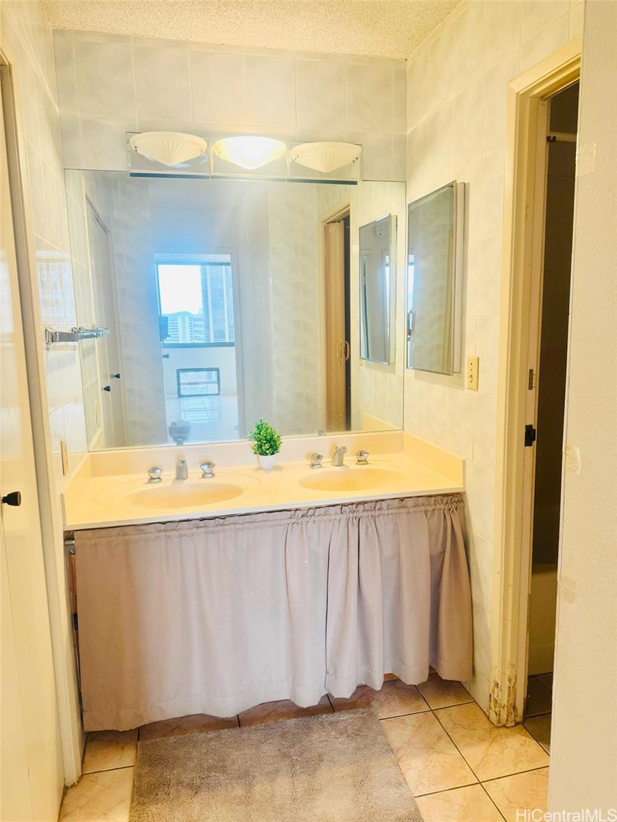 Kukui Plaza condo # E1414, Honolulu, Hawaii - photo 4 of 12