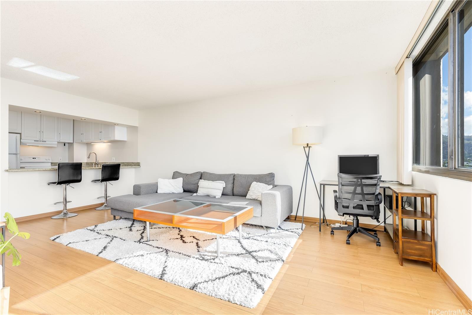 Kukui Plaza condo # E2107, Honolulu, Hawaii - photo 3 of 25