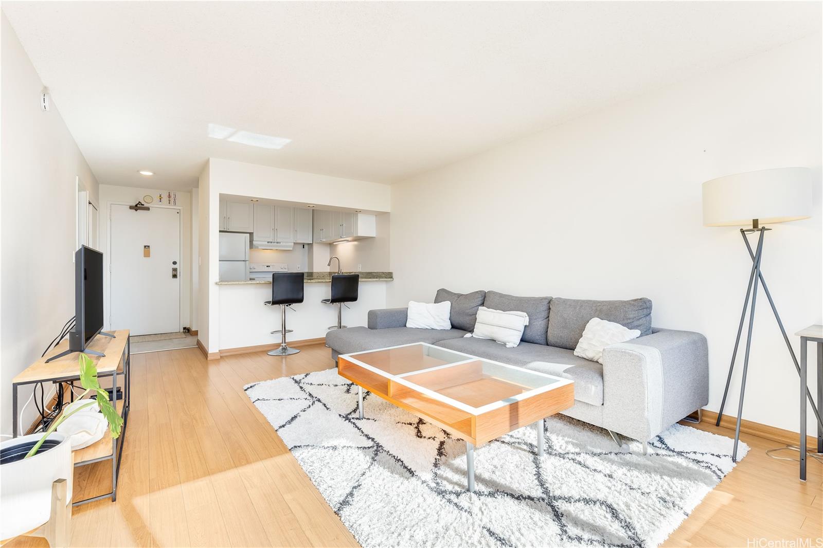 Kukui Plaza condo # E2107, Honolulu, Hawaii - photo 4 of 25