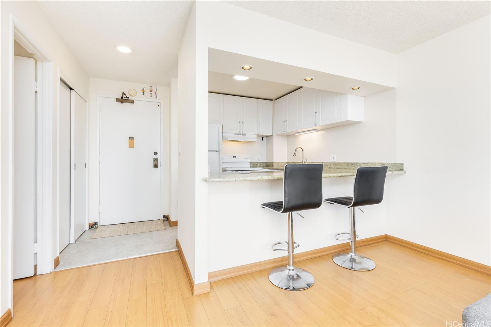 Kukui Plaza condo # E2107, Honolulu, Hawaii - photo 5 of 25