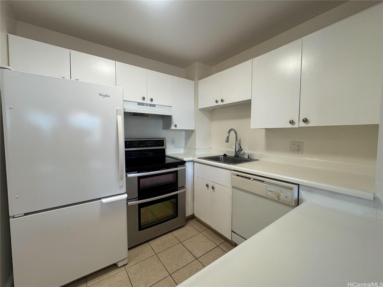 Kukui Plaza condo # E2211, Honolulu, Hawaii - photo 4 of 18