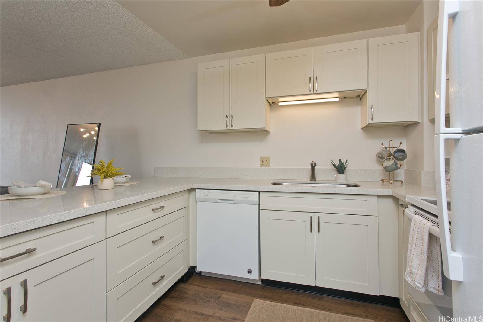 Kukui Plaza condo # E2506, Honolulu, Hawaii - photo 6 of 11