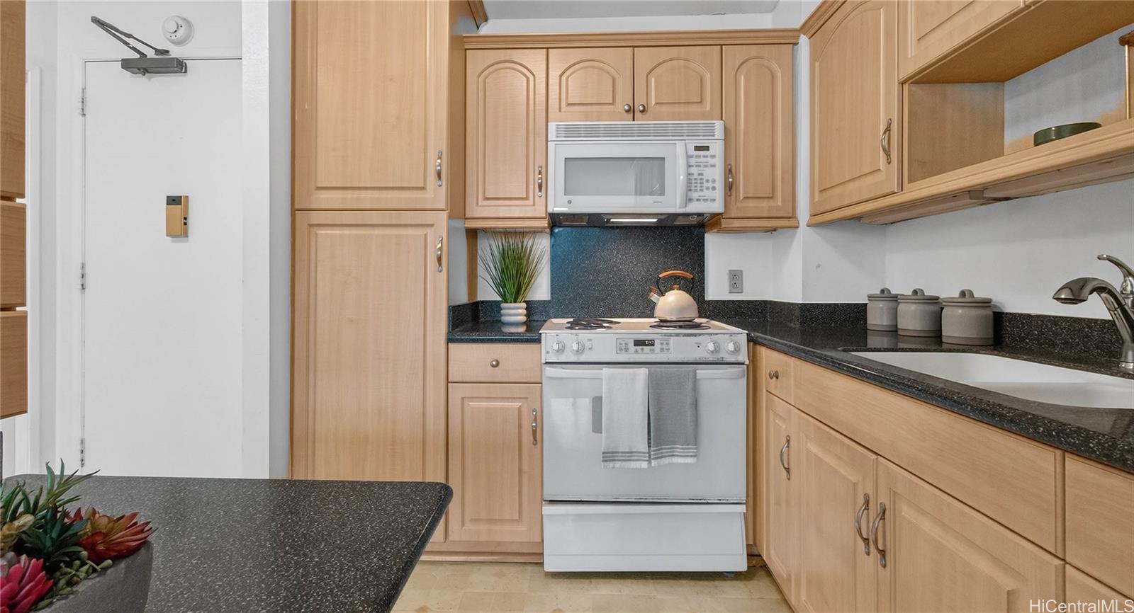 Kukui Plaza condo # E3003, Honolulu, Hawaii - photo 7 of 25