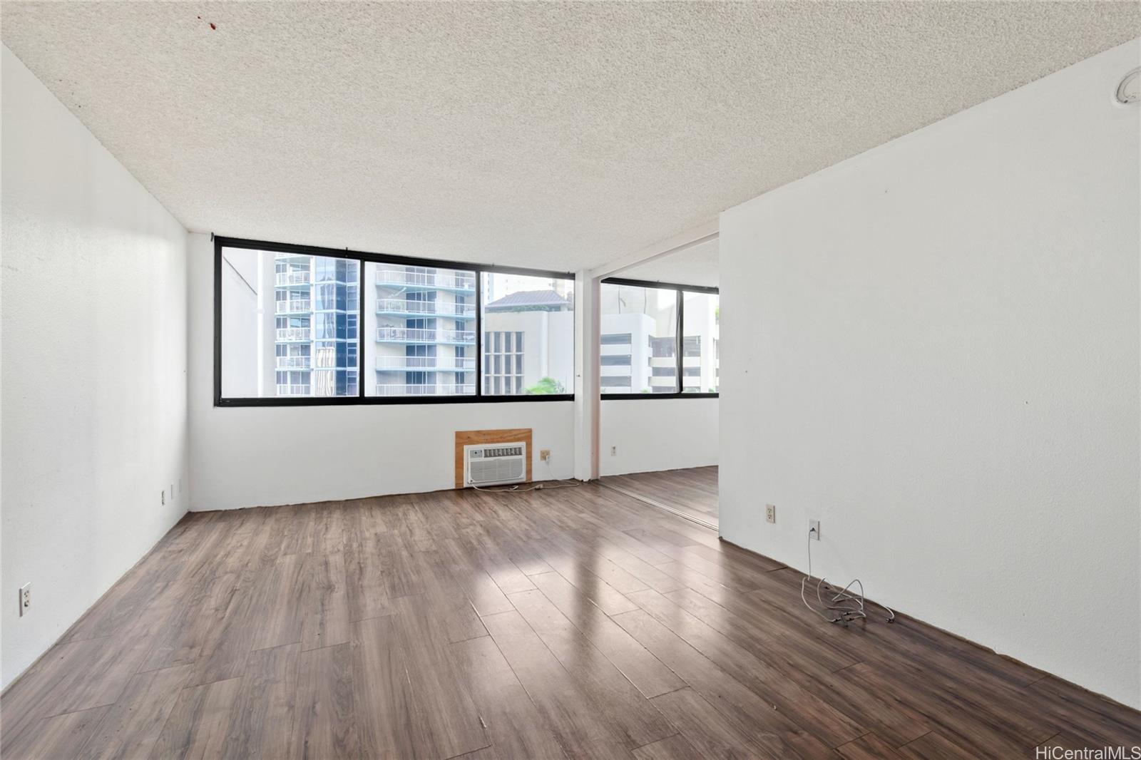 Kukui Plaza condo # E404, Honolulu, Hawaii - photo 4 of 25