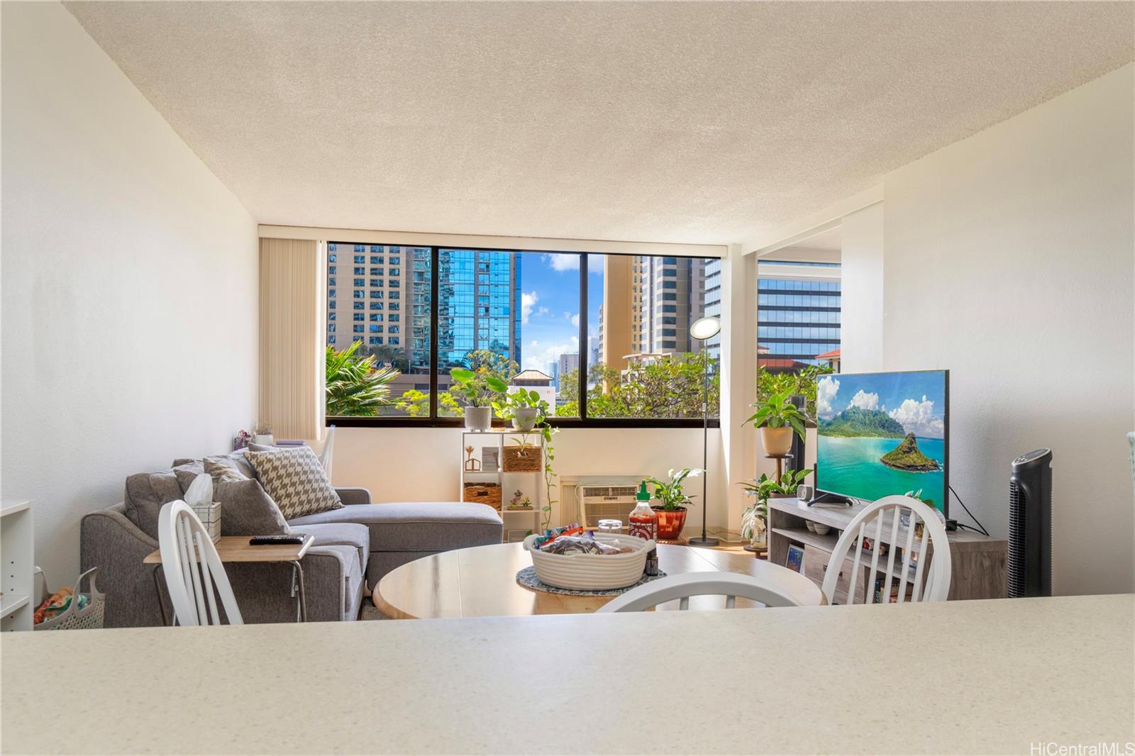 Kukui Plaza condo # E603, Honolulu, Hawaii - photo 3 of 25