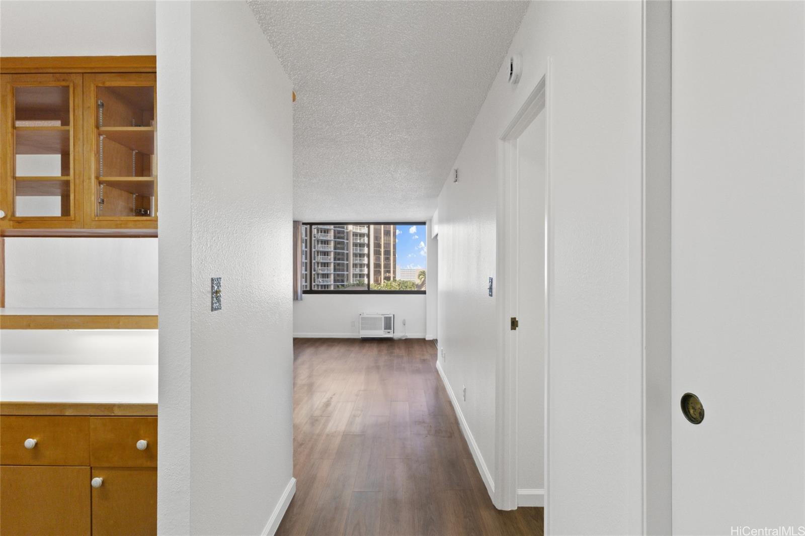 1255 Nuuanu Ave Honolulu - Rental - photo 3 of 22