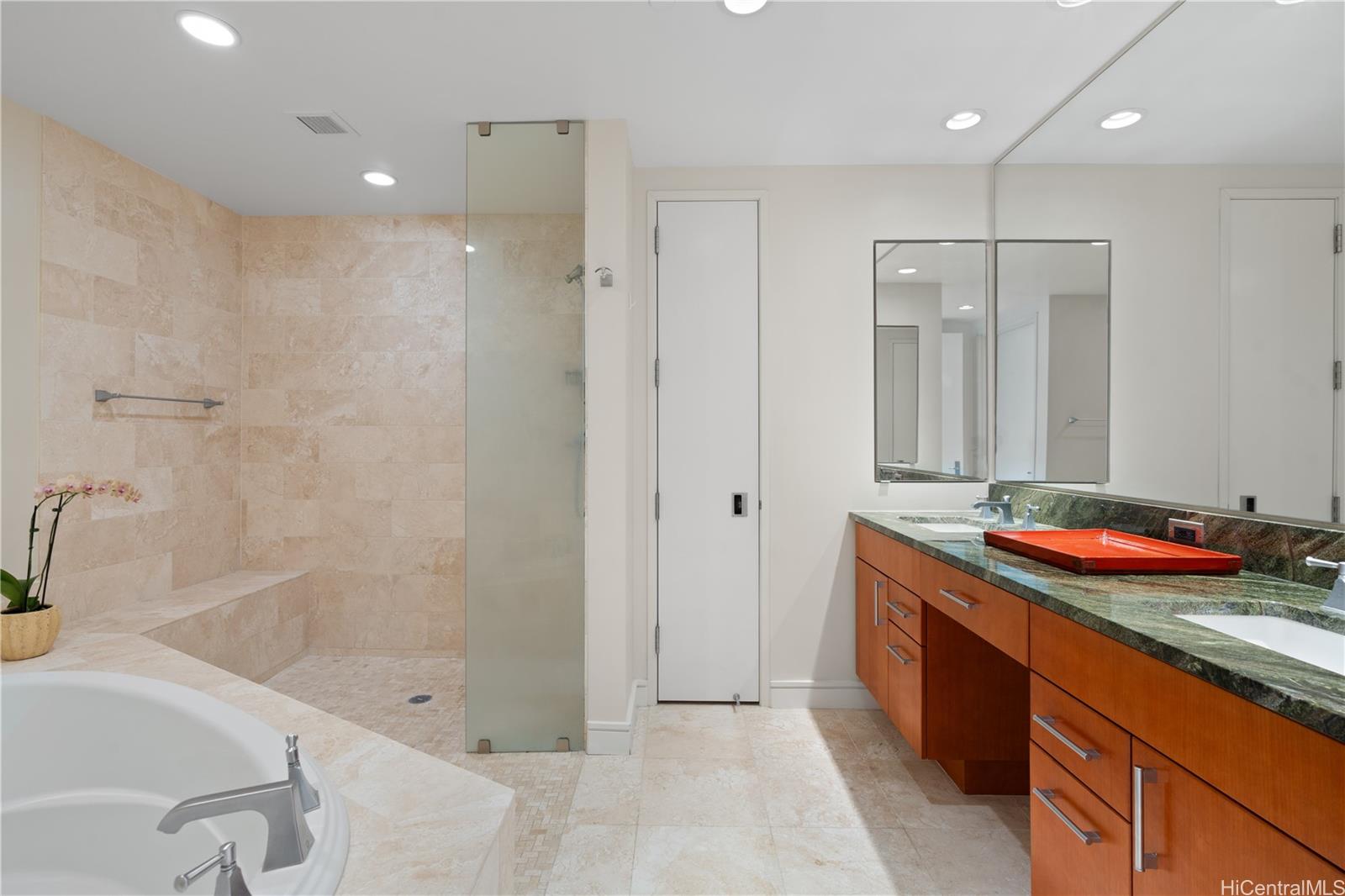 Hokua At 1288 Ala Moana condo # 31D, Honolulu, Hawaii - photo 12 of 19