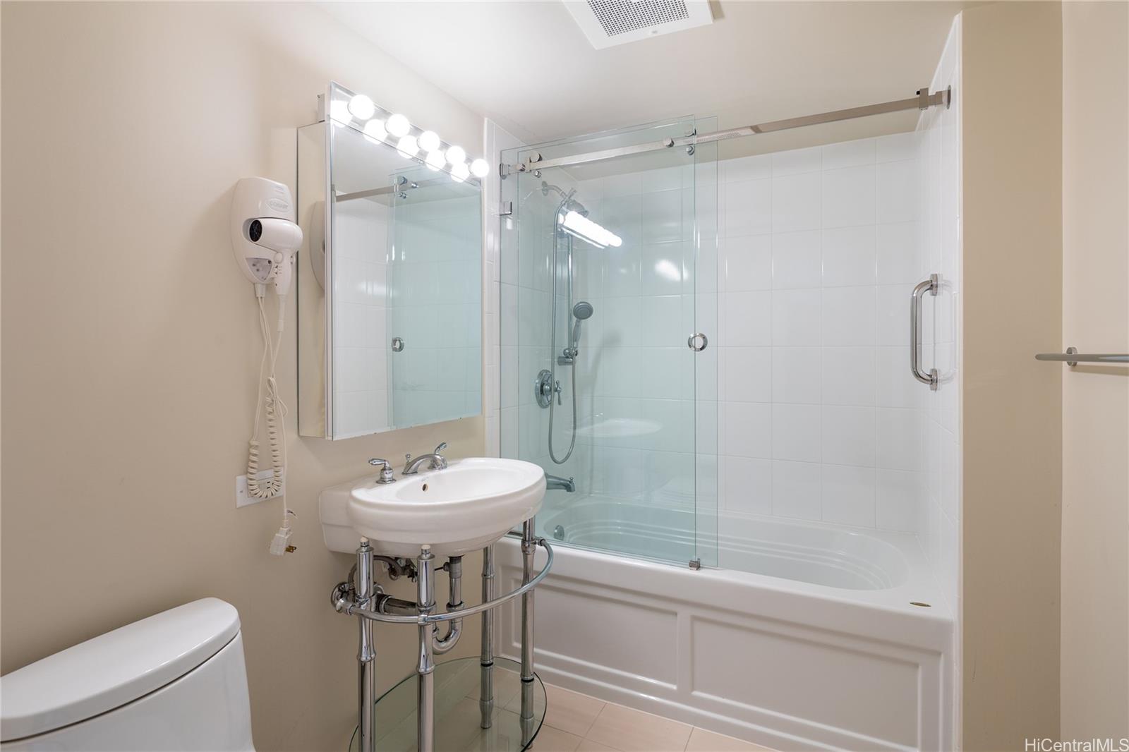 1296 Kapiolani Blvd Honolulu - Rental - photo 11 of 25