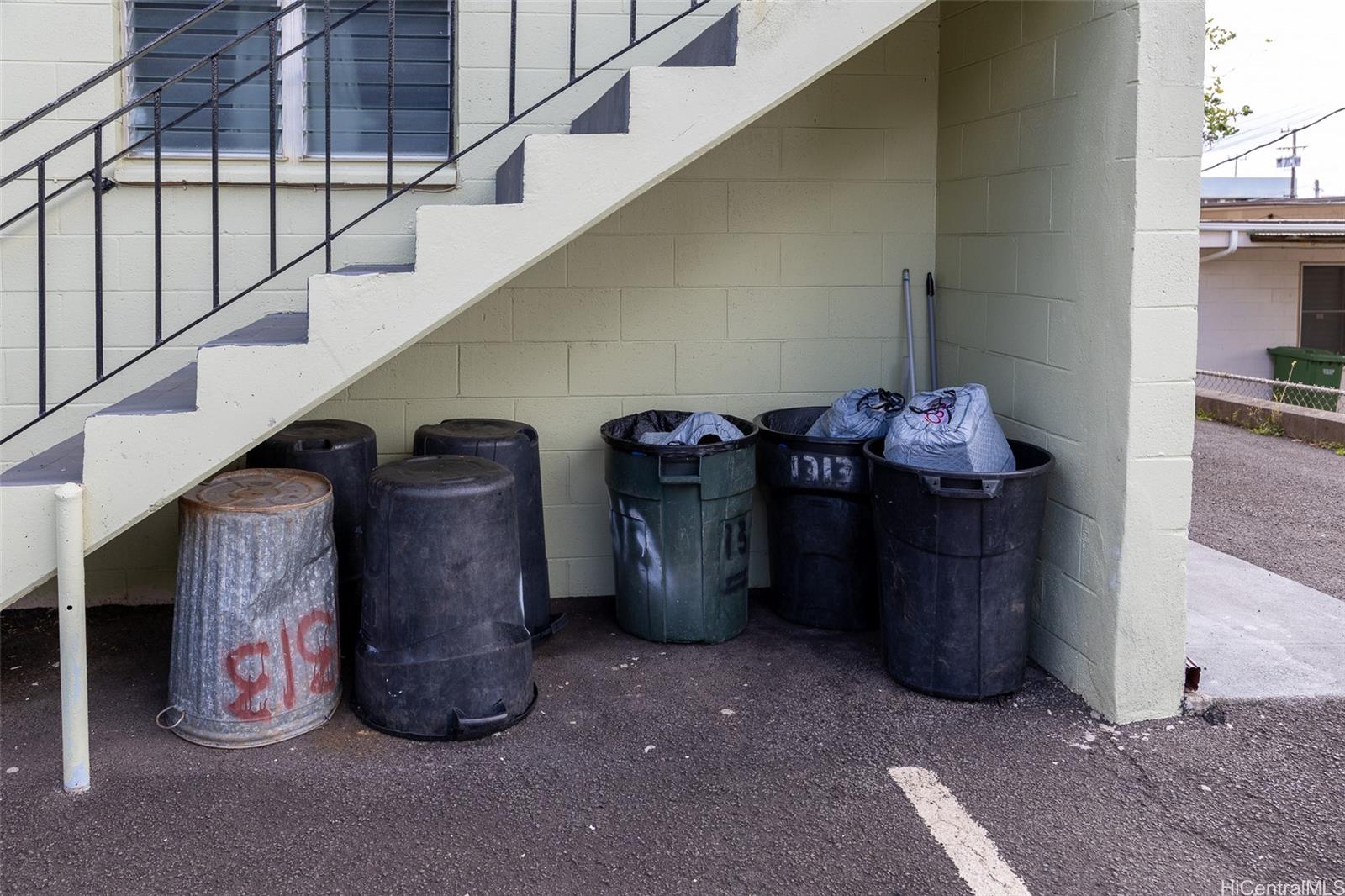 1313 Ahiahi Street Honolulu - Multi-family - photo 6 of 22