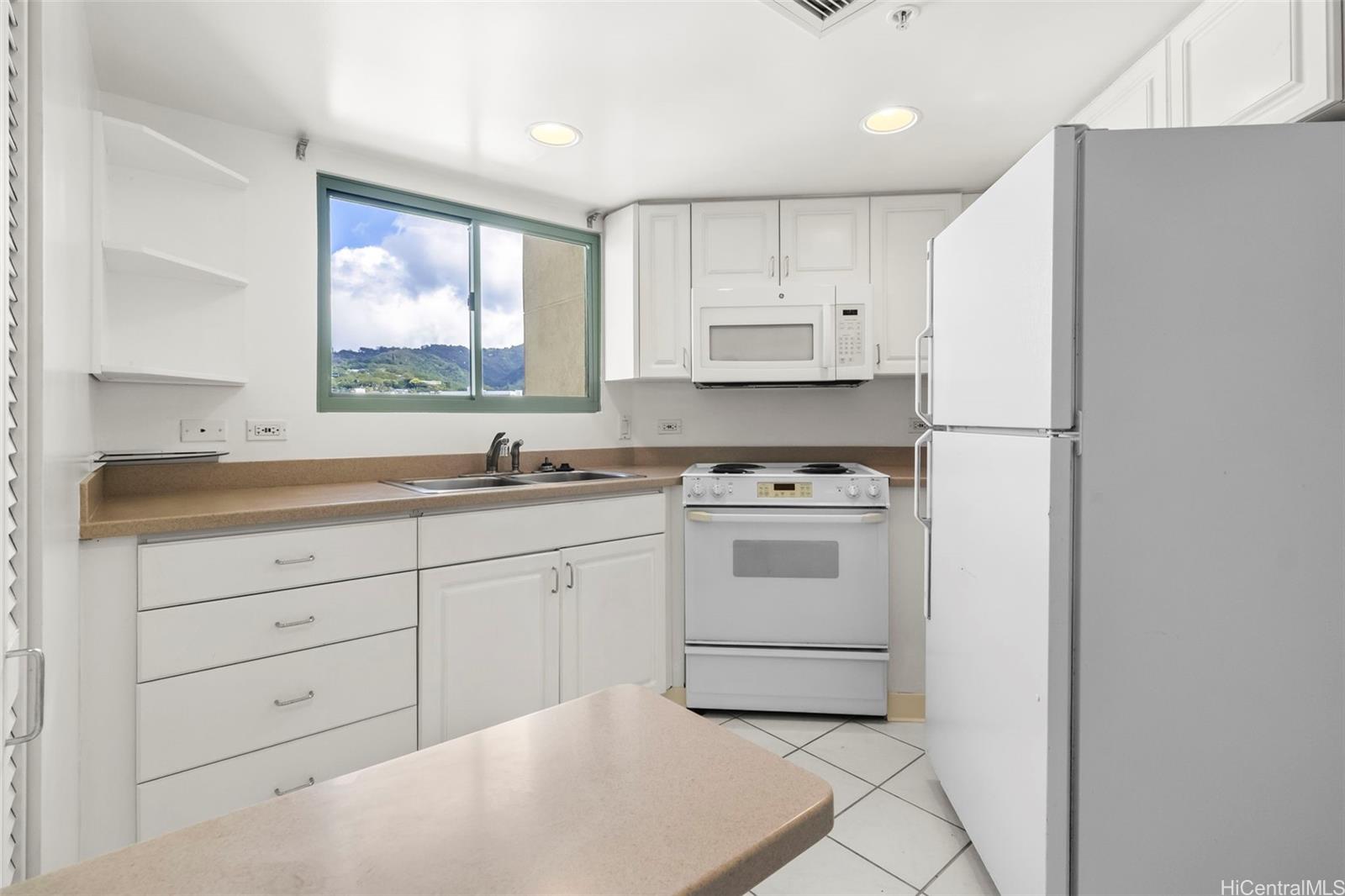 One Kalakaua Senior Living condo # 1214, Honolulu, Hawaii - photo 3 of 11