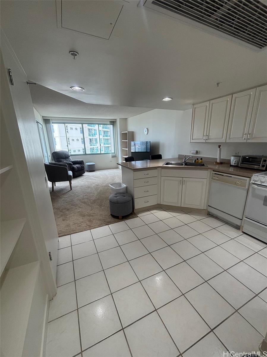 1314 Kalakaua Ave Honolulu - Rental - photo 3 of 8