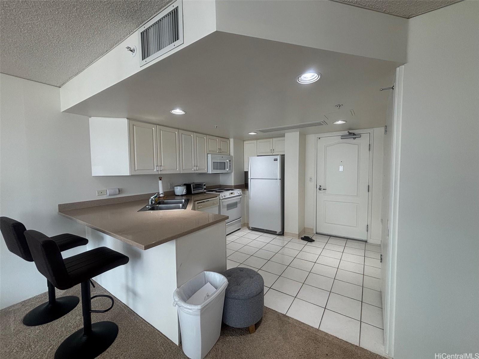 1314 Kalakaua Ave Honolulu - Rental - photo 4 of 8