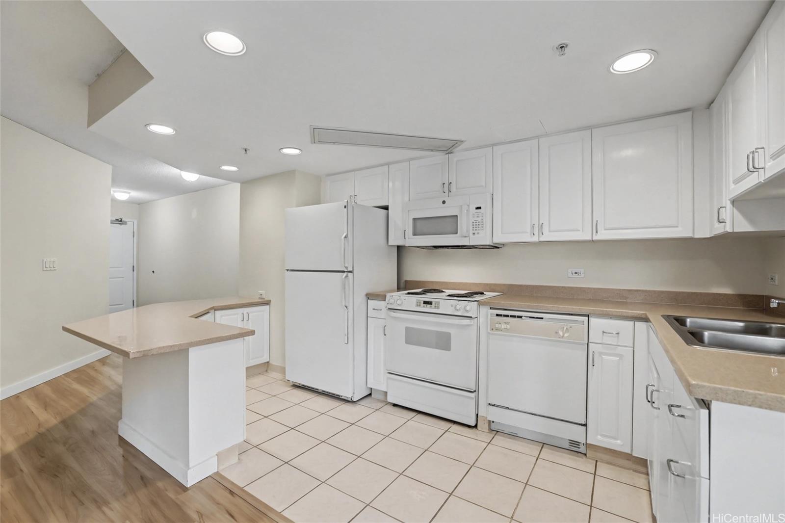 One Kalakaua Senior Living condo # 312, Honolulu, Hawaii - photo 5 of 25