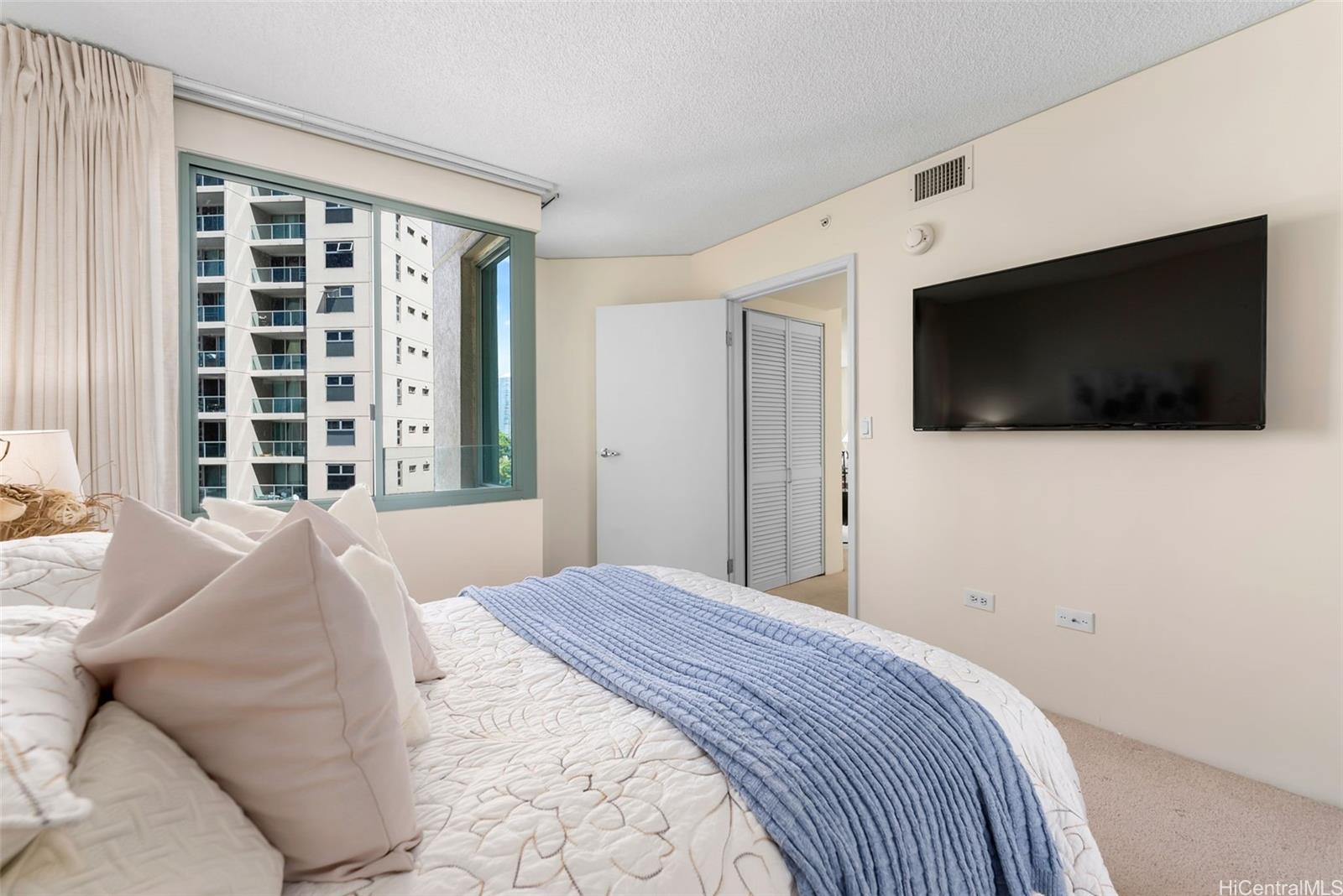One Kalakaua Senior Living condo # 406, Honolulu, Hawaii - photo 5 of 25