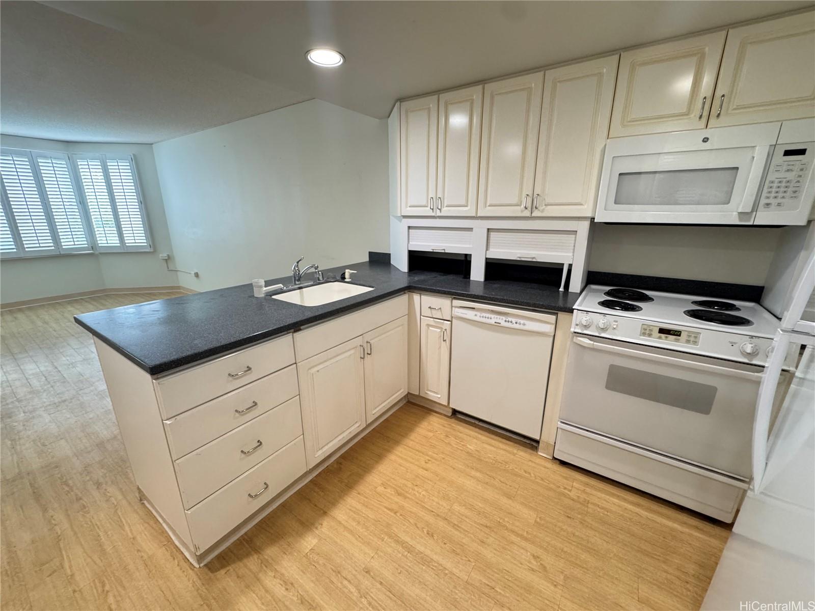 1314 Kalakaua Ave Honolulu - Rental - photo 2 of 12