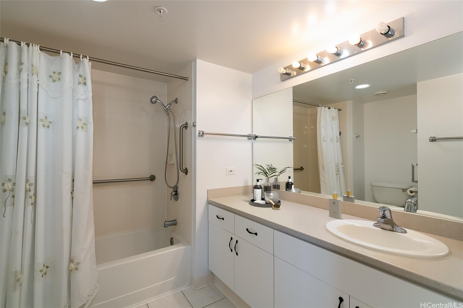 One Kalakaua Senior Living condo # 506, Honolulu, Hawaii - photo 9 of 17