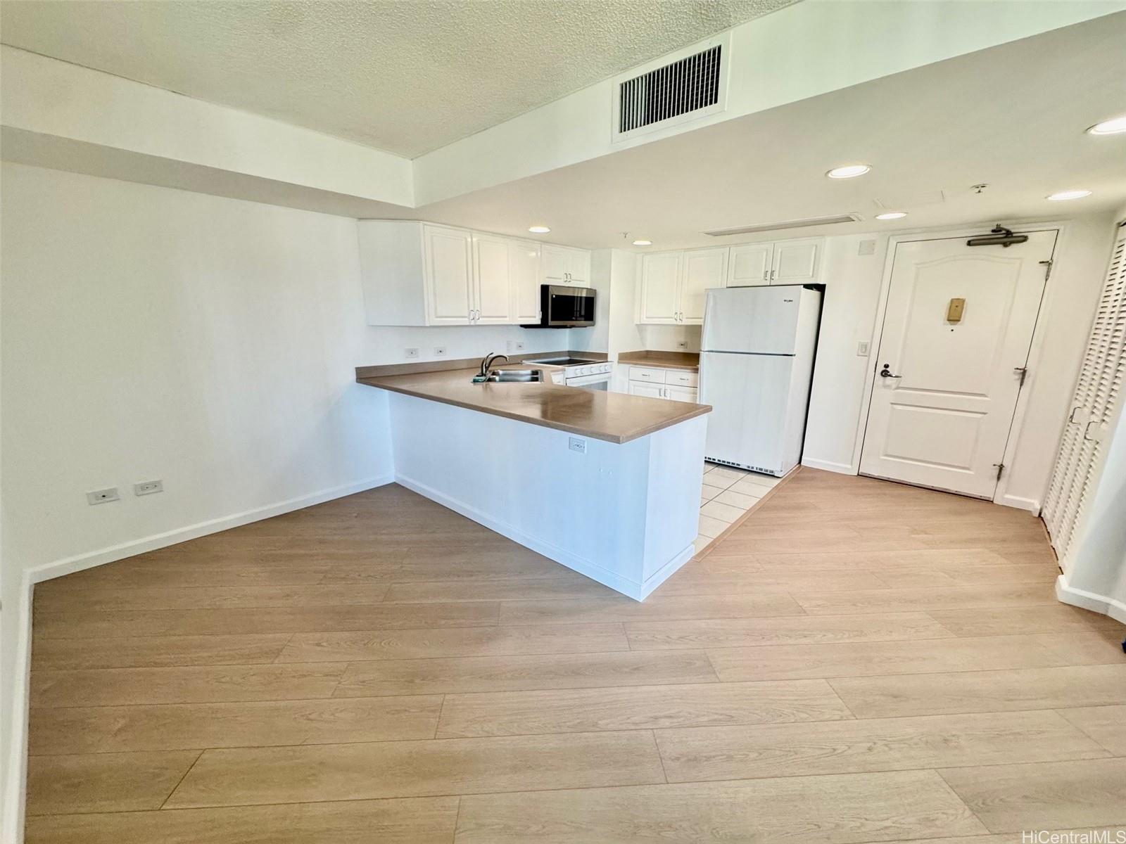 1314 Kalakaua Ave Honolulu - Rental - photo 2 of 14