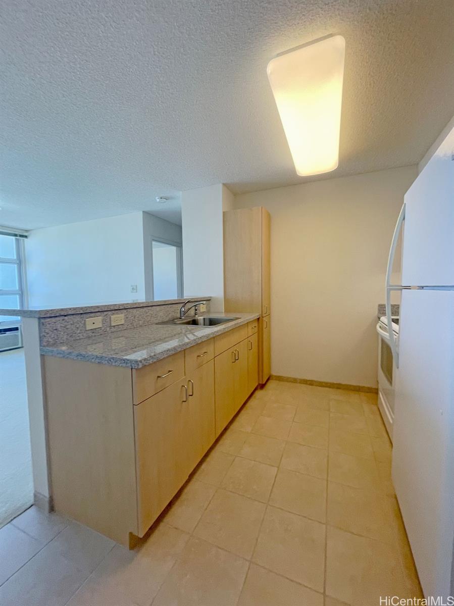 1315 Kalakaua Ave Honolulu - Rental - photo 5 of 14