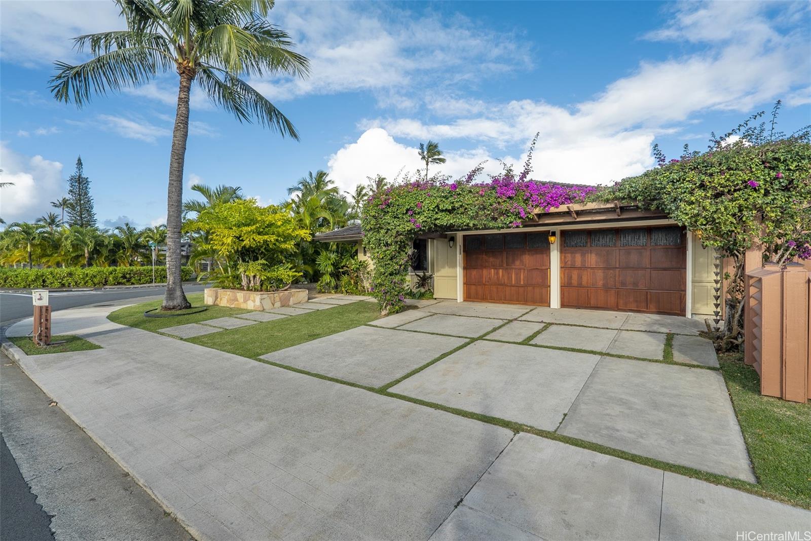 133  Kailuana Place Beachside, Kailua home - photo 3 of 25