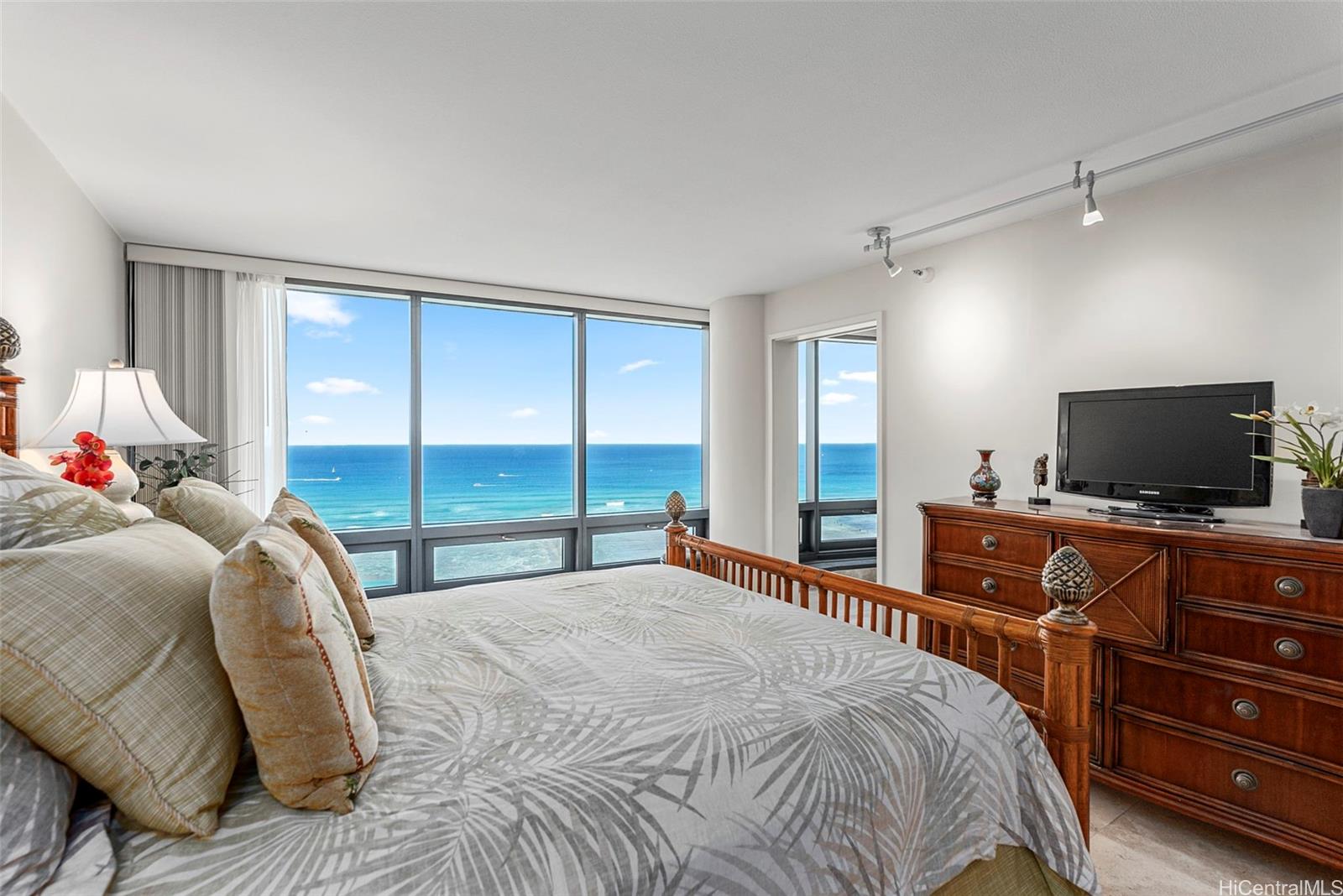 Nauru Tower condo # 3204, Honolulu, Hawaii - photo 8 of 23