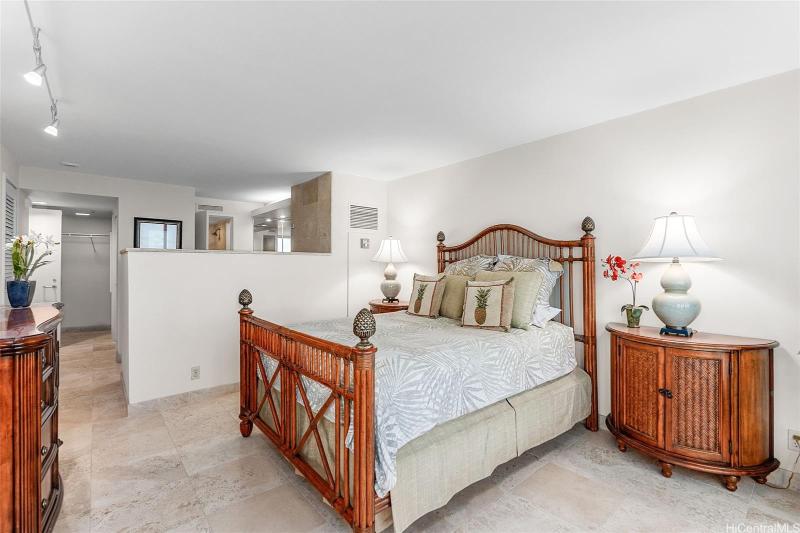 Nauru Tower condo # 3204, Honolulu, Hawaii - photo 9 of 23