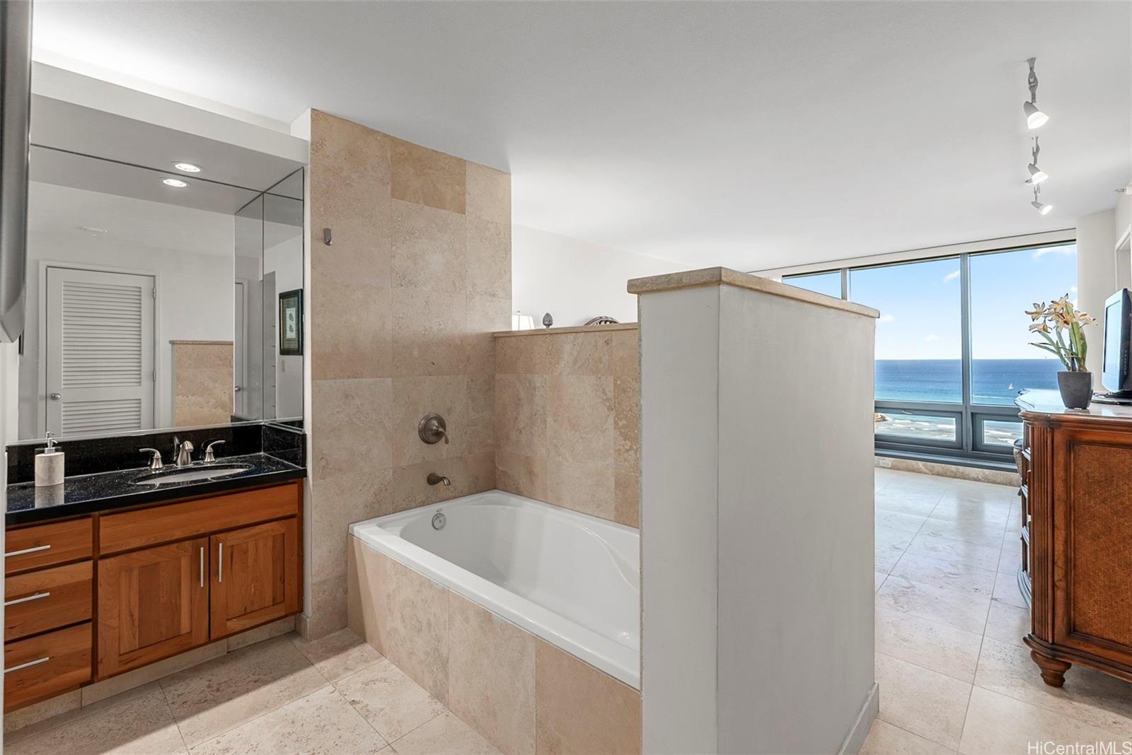 Nauru Tower condo # 3204, Honolulu, Hawaii - photo 10 of 23