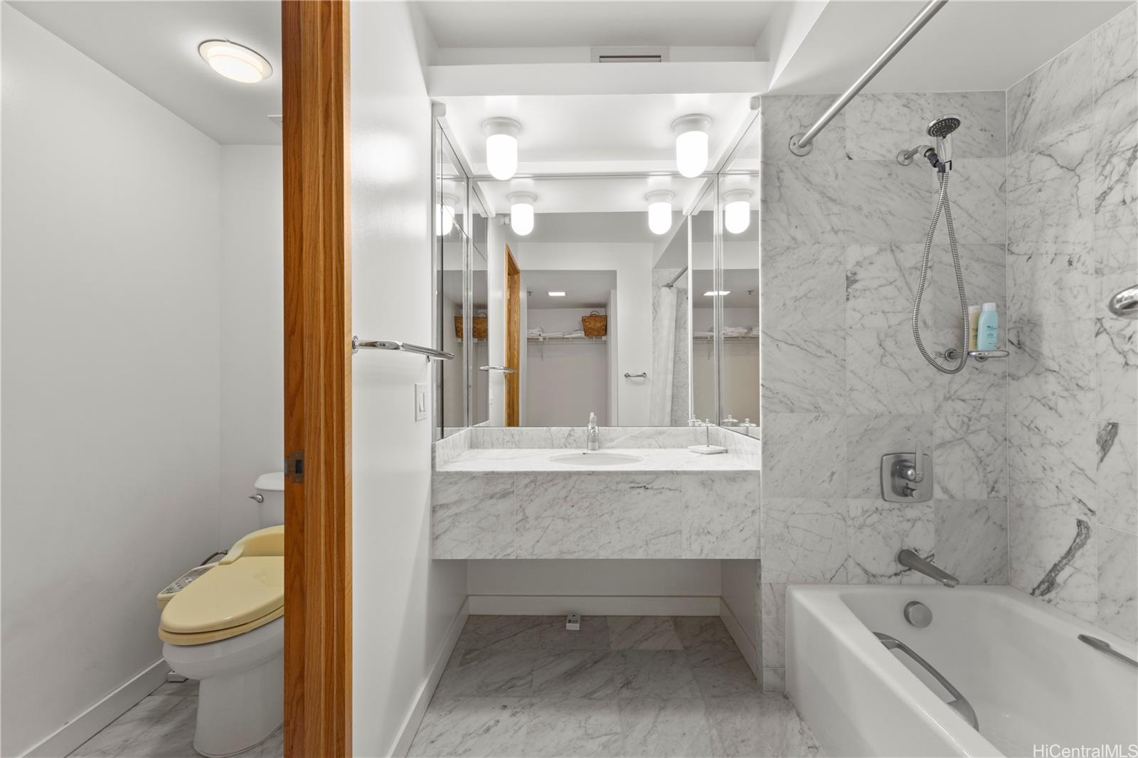 Nauru Tower condo # 3305, Honolulu, Hawaii - photo 18 of 25