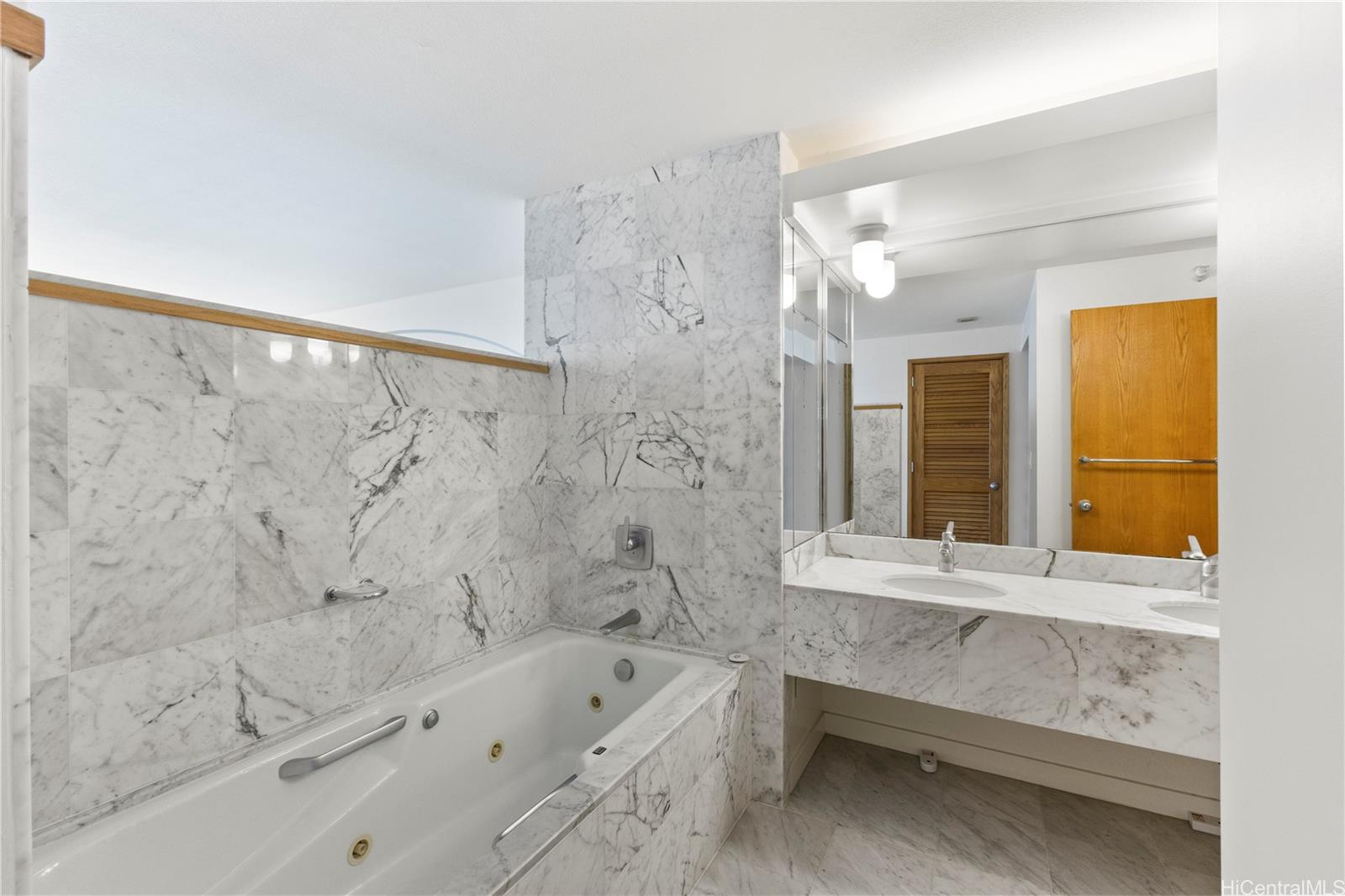 Nauru Tower condo # 3305, Honolulu, Hawaii - photo 9 of 25