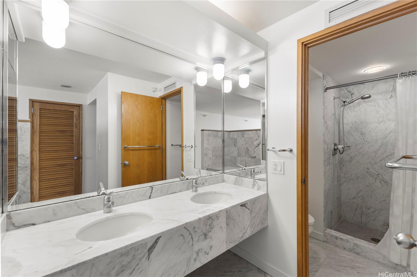 Nauru Tower condo # 3305, Honolulu, Hawaii - photo 10 of 25