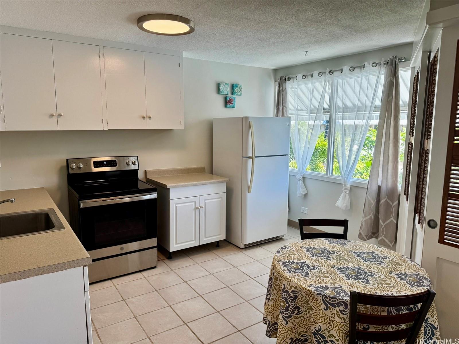 1330 Wilder Ave Honolulu - Rental - photo 3 of 17