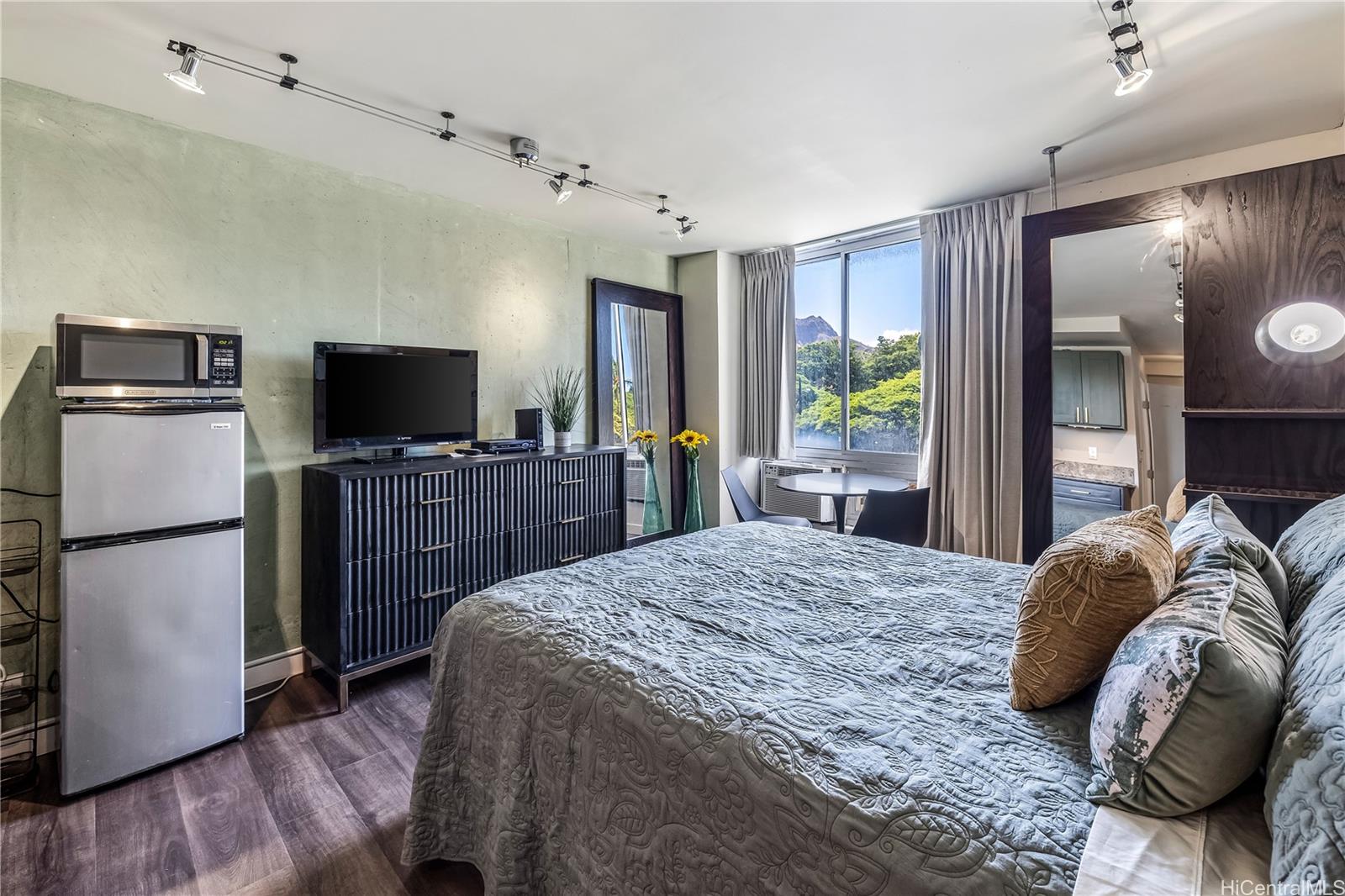 Waikiki Grand Hotel condo # 316, Honolulu, Hawaii - photo 4 of 19