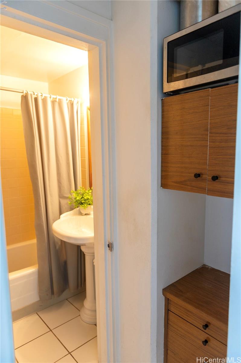 Waikiki Grand Hotel condo # 707, Honolulu, Hawaii - photo 11 of 23