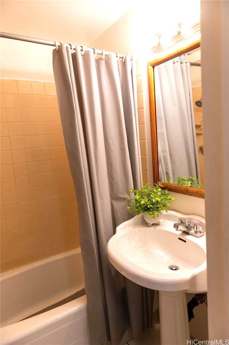 Waikiki Grand Hotel condo # 707, Honolulu, Hawaii - photo 12 of 23