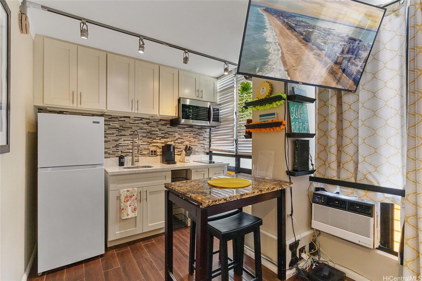 Waikiki Grand Hotel condo # 800, Honolulu, Hawaii - photo 4 of 23