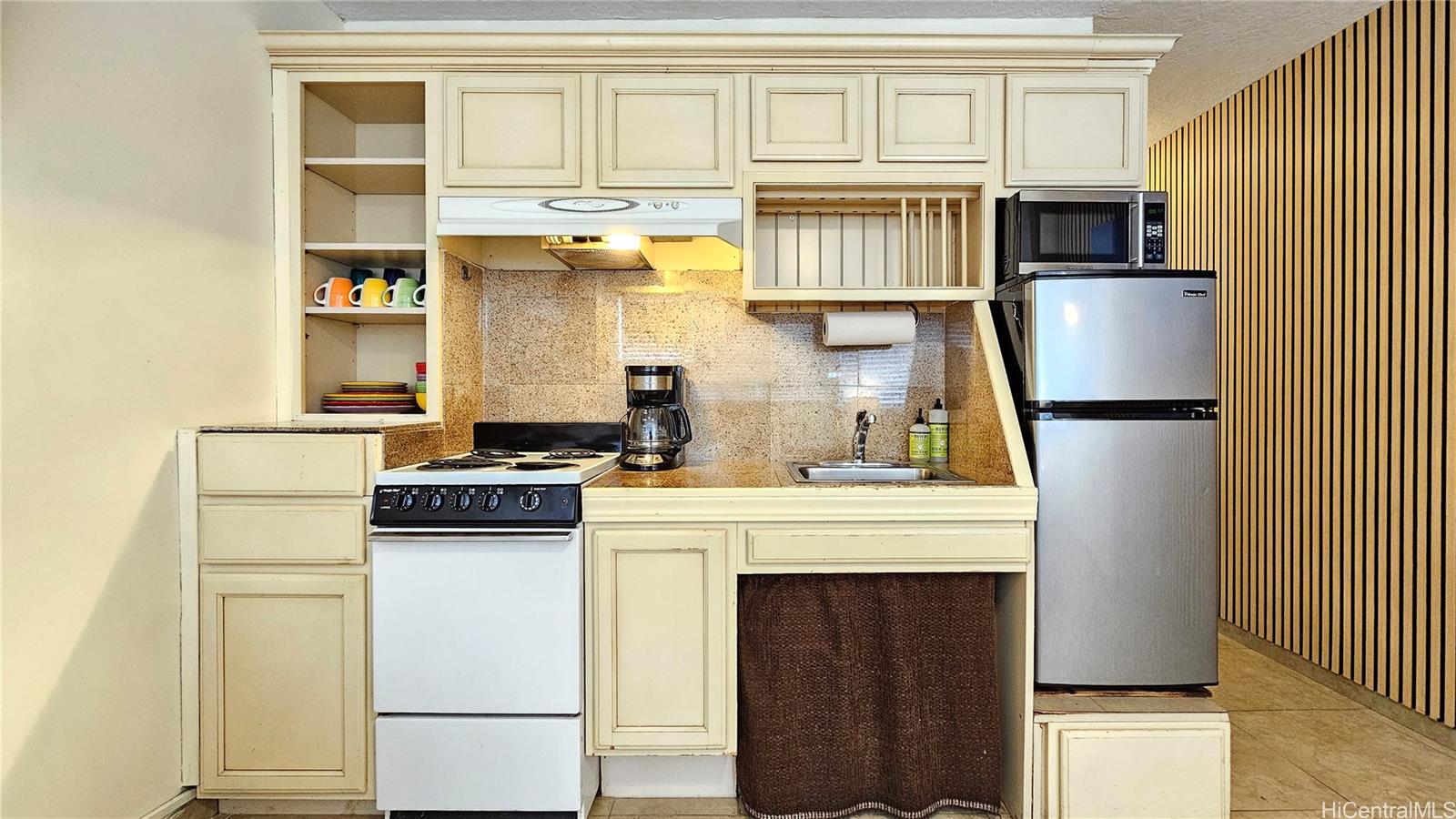 Waikiki Grand Hotel condo # 801, Honolulu, Hawaii - photo 4 of 17