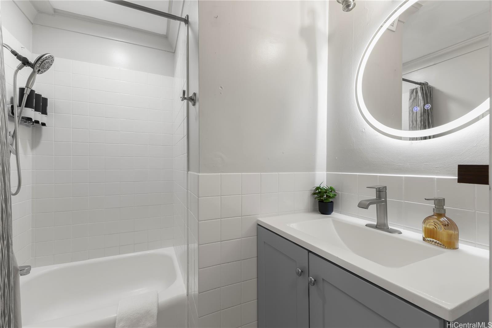 Waikiki Grand Hotel condo # 906, Honolulu, Hawaii - photo 9 of 21