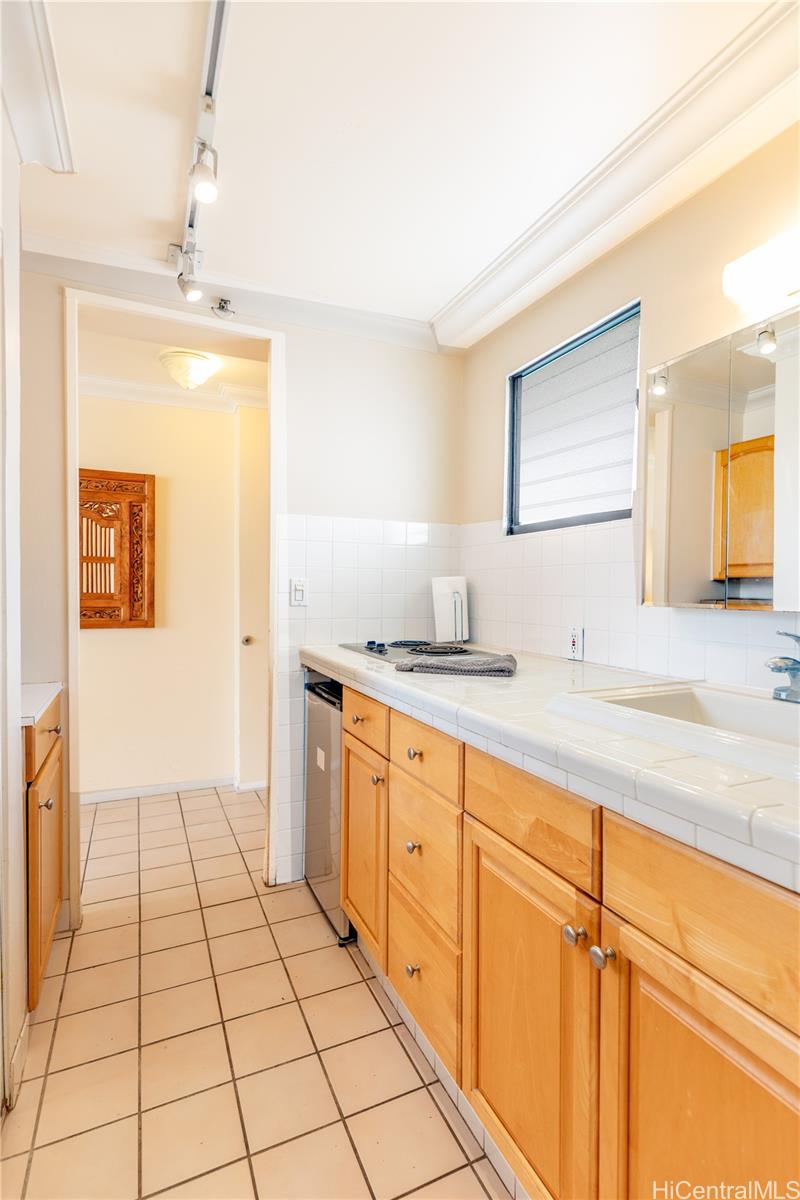 Waikiki Grand Hotel condo # 920, Honolulu, Hawaii - photo 8 of 21